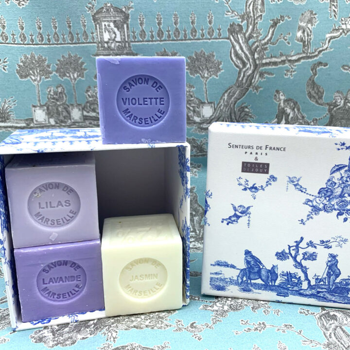 Coffret 4 savons lilas, lavande, violette jasmin Toiles de Jouy bleue